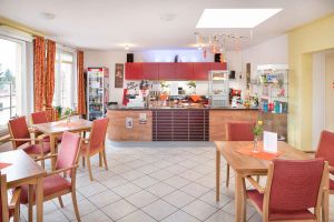 Speisesaal mit Theke im Seniorenhaus Waldfriede