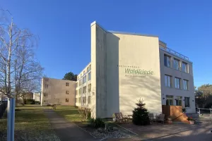 Außenansicht des Seniorenhauses Waldfriede, Eingangsbereich