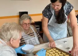 Soziale Betreuung im Seniorenhaus Waldfriede – Backen