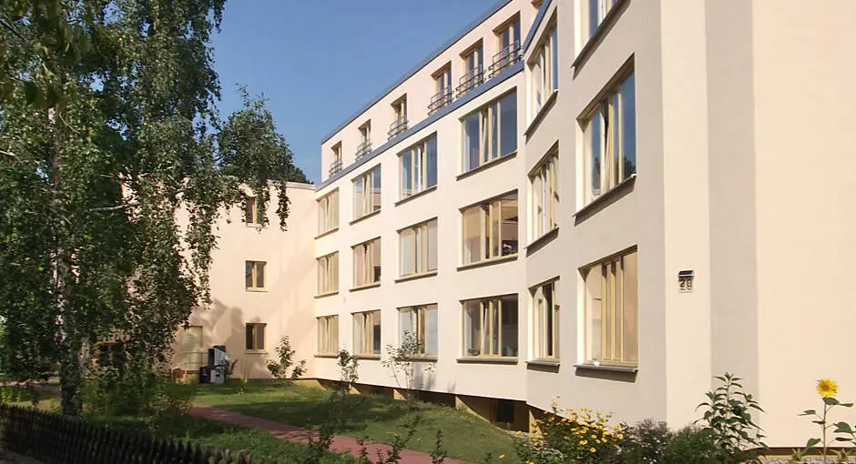 Das Seniorenhaus Waldfriede hat eine ruhige Lage im Grünen