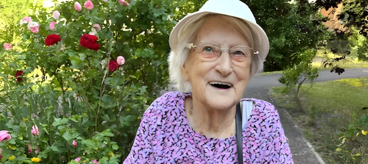 Eine Seniorin im Seniorenhaus Waldfriede sagt Willkommen