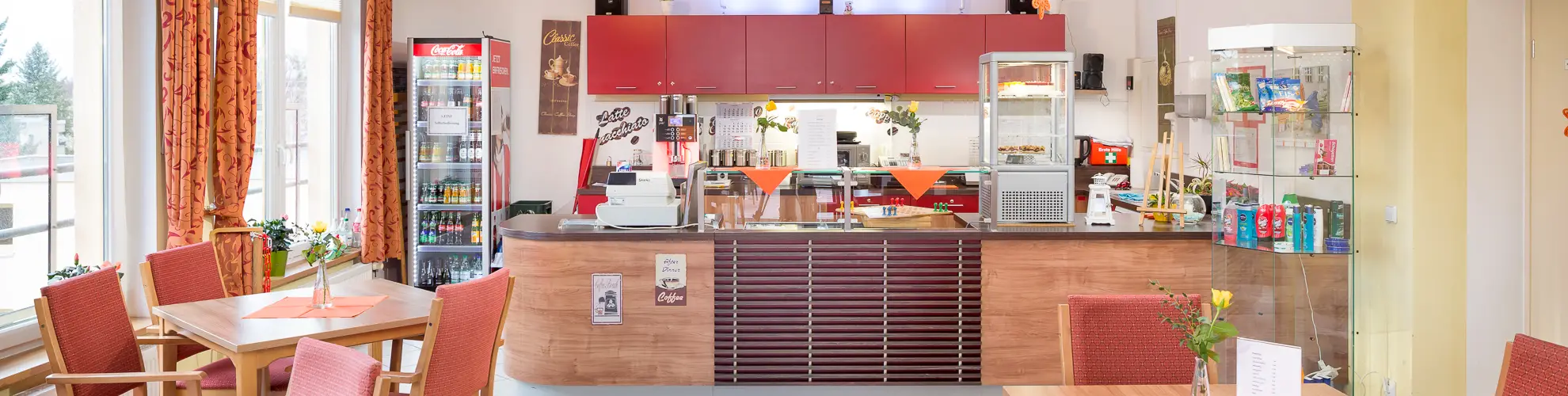 Im Speisesaal von Haus Waldfriede mit Ansicht der Theke