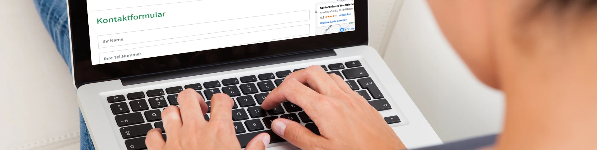 Frau am Laptop bei Dateneingabe auf der Kontaktseite des Seniorenhauses Waldfriede