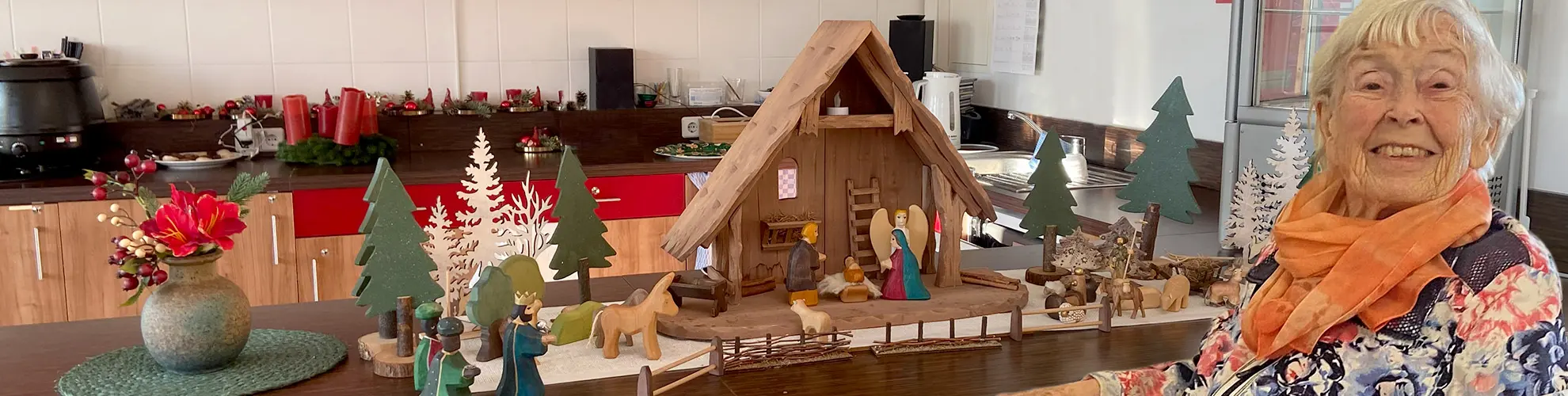 Eine Bewohnerin des Seniorenhauses vor der Weihnachtskrippe